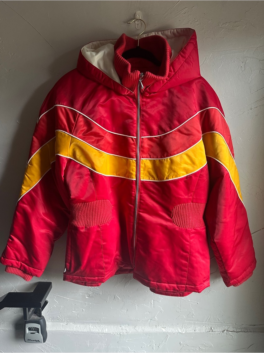 Vintage Retro Colorblock Red Yellow Puffer Ski Jacket Après Ski Opening Day L